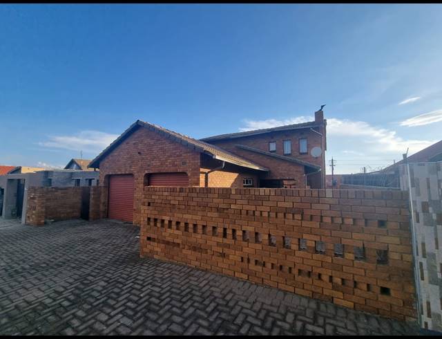 4 BEDROOM HOUSE FOR SALE IN PROTEA NORTH